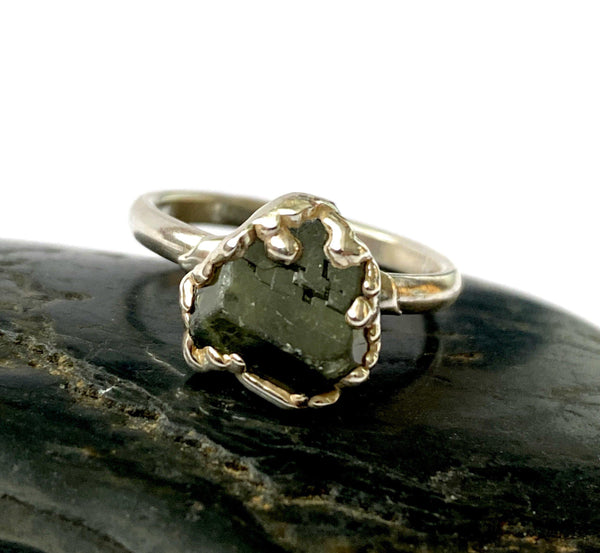Etched Green Garnet Silver Formed Ring - Glitter and Gem Jewellery